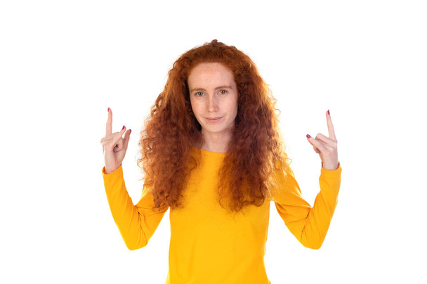 rebel roodharige vrouw geïsoleerd op beige achtergrond tonen rock gebaar met vingers  - Foto, afbeelding