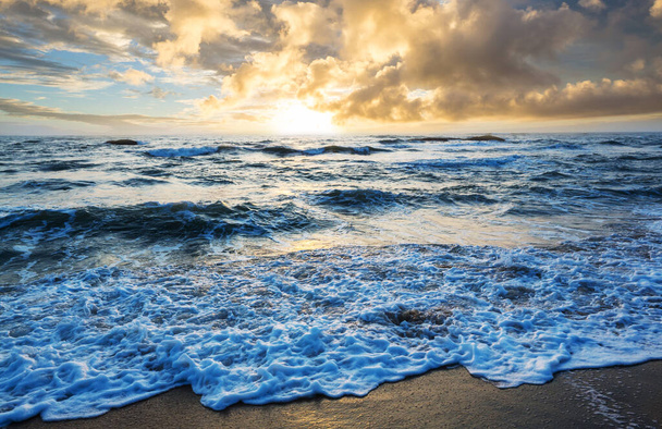 Γραφικό πολύχρωμο ηλιοβασίλεμα στην ακτή της θάλασσας. Καλό για ταπετσαρία ή εικόνα φόντου. Όμορφα τοπία της φύσης - Φωτογραφία, εικόνα