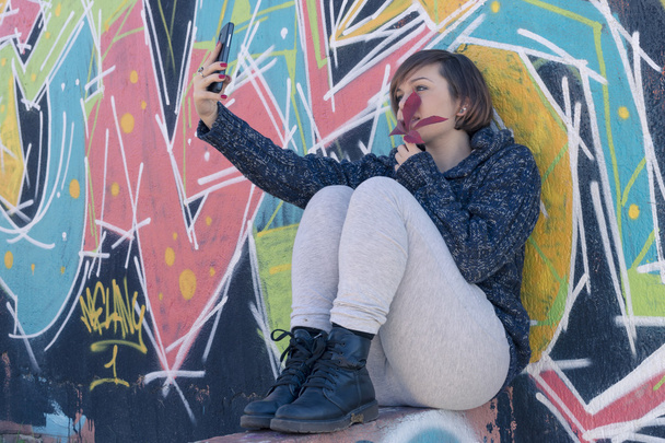 若い女の子と街で selfie - 写真・画像
