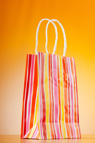 Shopping bags contro sfondo gradiente
 - Foto, immagini