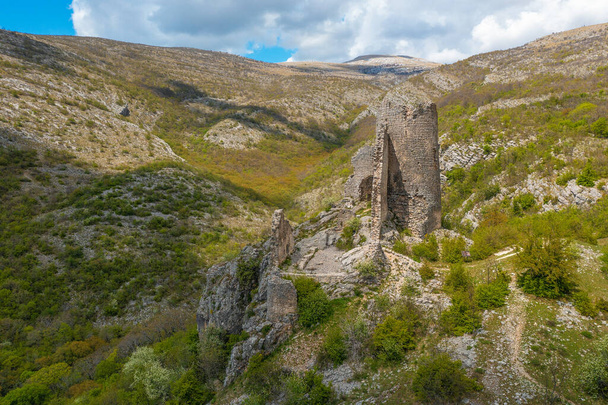 Glavas (Dinaric) fortress  on the foothill of Dinara Mountain - Foto, imagen