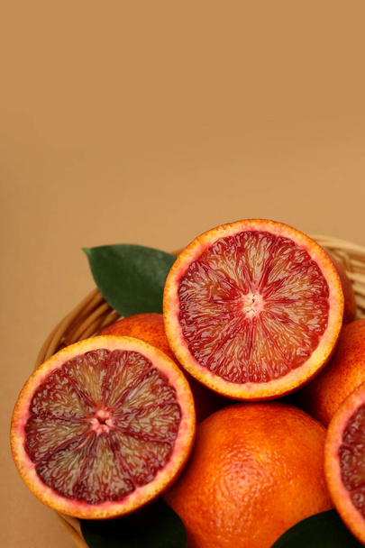 Konzept von Zitrusfrüchten mit roter Orange, Platz für Text - Foto, Bild