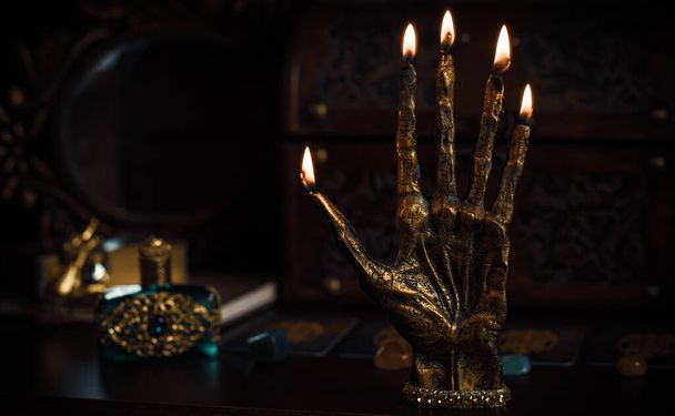De palm van de hand met de tekens, illustratie voor de handpalm, het lezen van het lot op de hand, numerologie. Banner voor astrologie en magie. Vintage gotische illustratie  - Foto, afbeelding