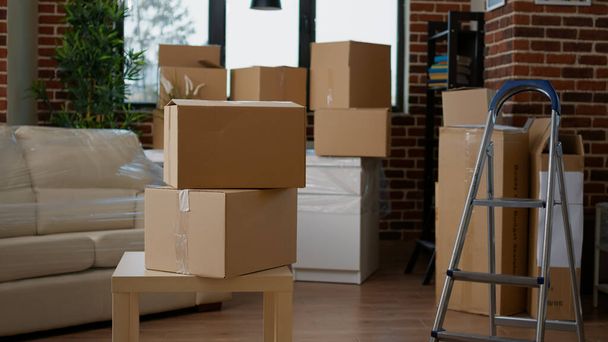 Esvaziar novo espaço de apartamento com pacotes de móveis em caixas - Foto, Imagem