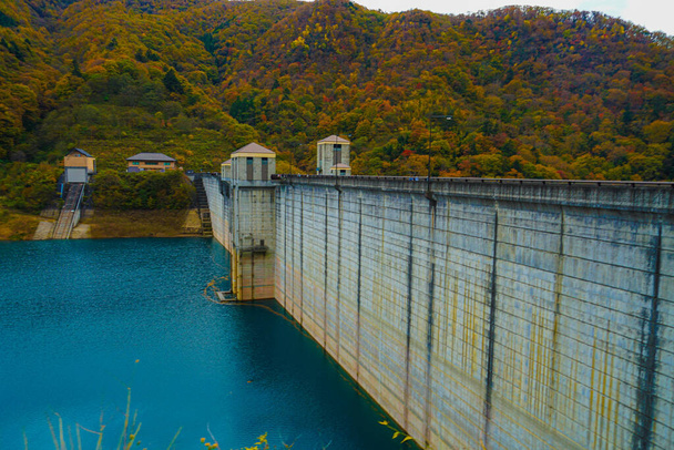 Shinkawa Barajı ve Sonbahar Dağları. Atış yeri: Gunma Bölgesi - Fotoğraf, Görsel