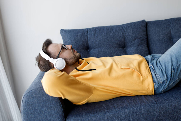handsome man in headphones at home - Foto, Imagen