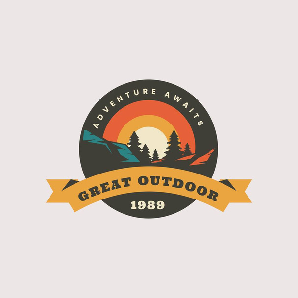Camping or climbing themed vector design suitable for company logos in the field of nature - Vettoriali, immagini