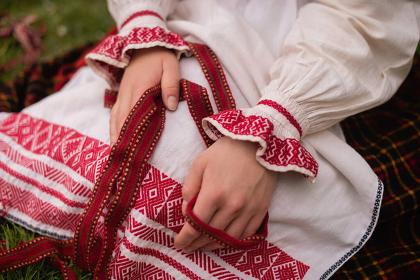 belarusian girl holding a belt ornament in her hand - Fotoğraf, Görsel