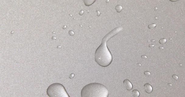 Abstract water druppels op grijze zilveren achtergrond, macro, Bubbels close-up, Cosmetische vloeistofdruppels, Vlak legpatroon. - Video