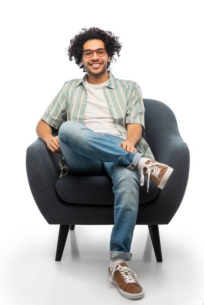 feliz sorrindo jovem sentado na cadeira - Foto, Imagem