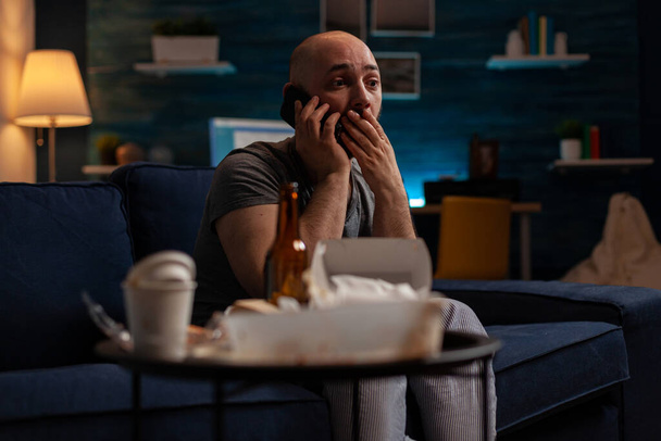 Шокированный человек с депрессией слушает разговоры по телефону - Фото, изображение