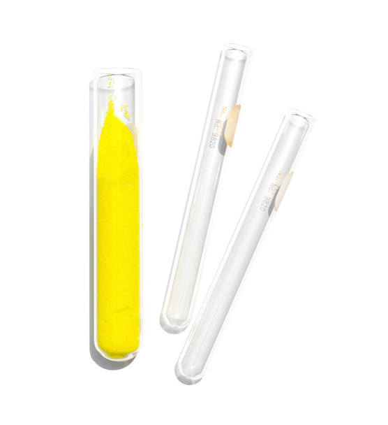Ingrédient chimique en gros plan sur une table de laboratoire blanche. Poudre de chrome de potassium dans le tube à essai. - Photo, image