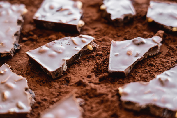 Крупним планом вид на натуральне какао на сухому какао
  - Фото, зображення