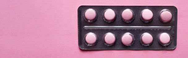 top view of blister pack with pills isolated on pink, banner - Foto, Bild