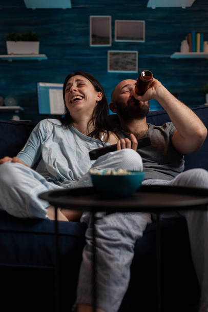POV von fröhlichen Mann und Frau lachen über Comedy-Film - Foto, Bild