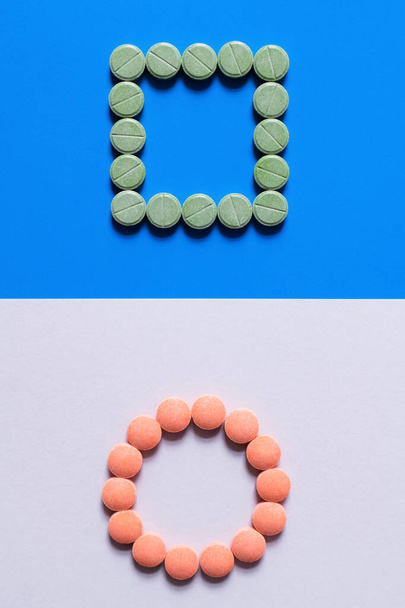 top view of pills in shapes of circle and square on white and blue background - Foto, Imagem
