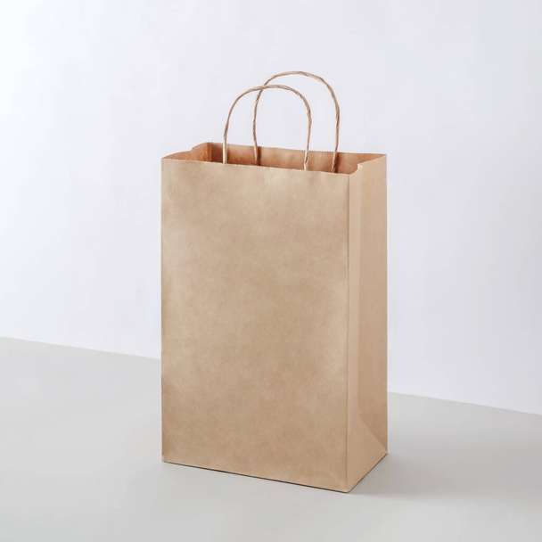 Pappverpackung als Attrappe für ein Geschäft, das einen Einkauf in einem Geschäft verkauft. Papier für Recycling und Lieferung. - Foto, Bild