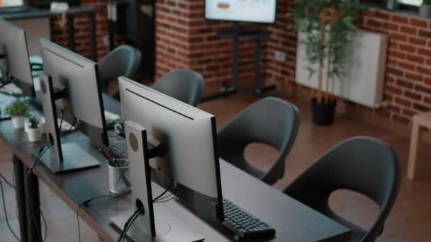 Leeg opstartkantoor met computers op het bureau op het werkstation - Video
