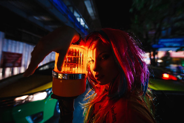 πορτρέτο μόδας νεαρή κοπέλα το βράδυ Μπανγκόκ cyberpunk 2077 - Φωτογραφία, εικόνα