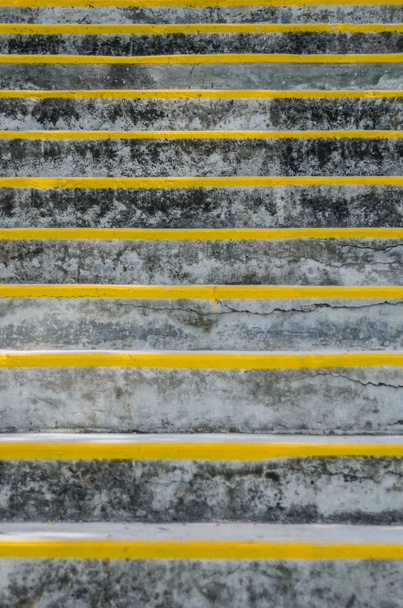 Taş merdiven ile sarı yükseltici işaretler - Fotoğraf, Görsel
