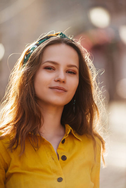 Junge schöne europäische Frau Sommer Porträt im Freien. Modisches Mädchen im gelben Hemdkleid - Foto, Bild