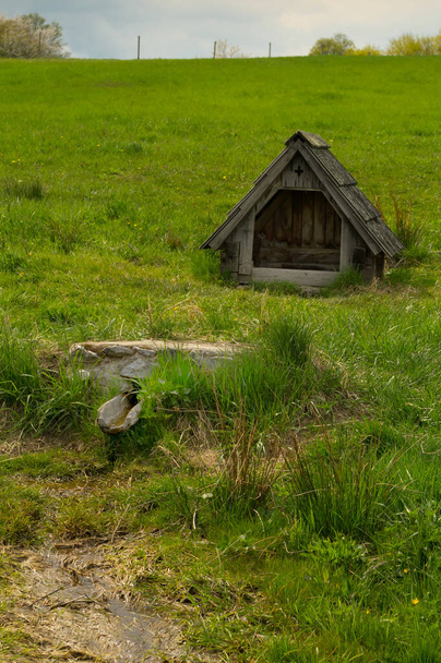 Un puits appelé Na Troubkach. Au Moyen Âge, il alimentait en eau un château voisin. Village de Sosuvka, Moravie du Sud, République tchèque. - Photo, image