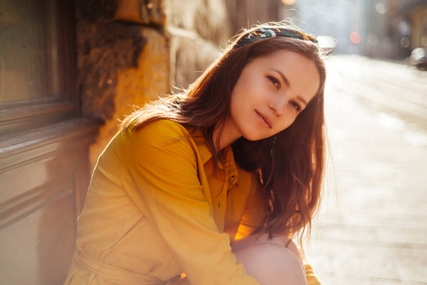 Nettes Mädchen im gelben Hemdkleid. Junge Frau Sommer Porträt im Freien - Foto, Bild