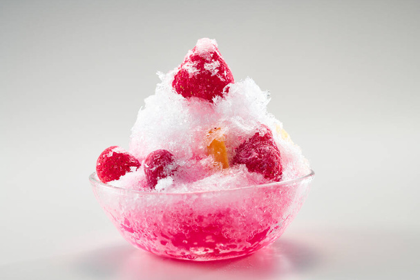 Бритый лед с большим количеством вкусного сиропа, когда едят в жаркое лето - Фото, изображение