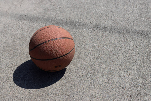 basketball ball on aswalte close-up - Foto, Imagem