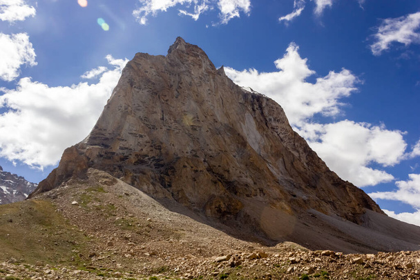 Le sommet de la montagne de granit du mont Gumbok Rangjon avec un ciel bleu en arrière-plan dans la vallée du Zanskar au Ladakh dans l'Himalaya indien. - Photo, image
