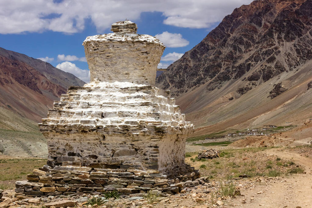 Muinainen valkoinen buddhalainen stupa Himalajan kylässä Kargyak Zanskar alueella Ladakh Intiassa. - Valokuva, kuva