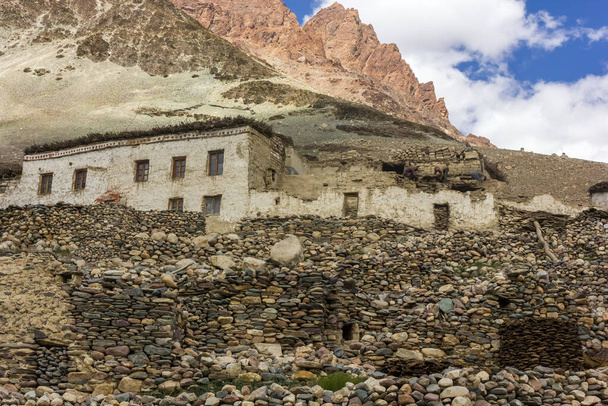 Zanskar, India - Luglio 2012: Vecchi e rustici muri e case tradizionali in pietra nel villaggio di Kargiak nella valle Zanskar in Ladakh. - Foto, immagini