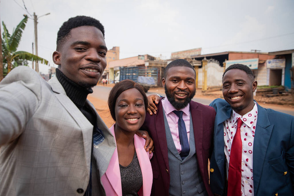 Un gruppo di amici si fa un selfie insieme, giovani africani ben vestiti nel centro della città, African Sapologie - Foto, immagini