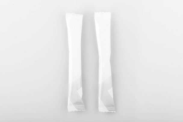 sokeri tikkuina valkoisella pohjalla - Valokuva, kuva
