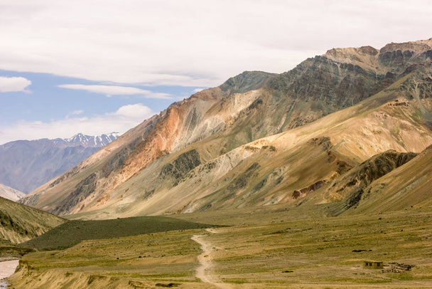 Ein Wanderweg, der durch die Wildnis der kargen Berge der kalten Wüstenregion Zanskar in Ladakh im indischen Himalaya führt. - Foto, Bild