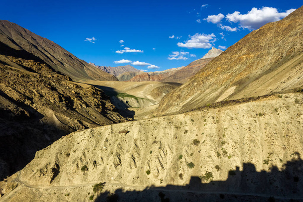 Beautiful landscape of the barren wilderness of the cold desert mountains of the Zanskar region in Ladakh in the Indian Himalaya. - Foto, afbeelding