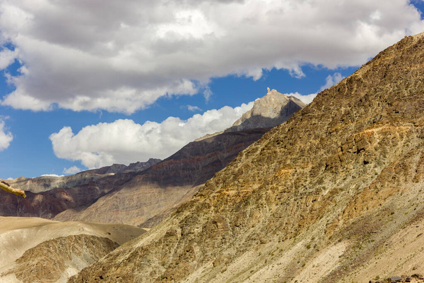 The beautiful arid mountains of the cold desert landscape of the Zanskar region in Ladakh on a sunny day. - Foto, Imagem