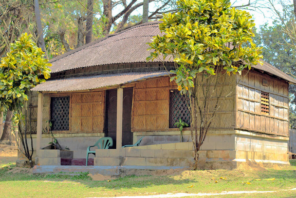 Typowy domek wiejski. Dom turystyczny w miejscowości Zinda Park. Domy i środowisko w Bangladeszu - Zdjęcie, obraz