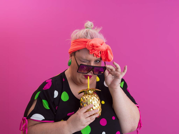 Overweight plus size female, fat women, Fat girl, Chubby, holding golden fruit ananas isolated on pink background - lifestyle Woman diet weight loss overweight problem concept. - Foto, afbeelding