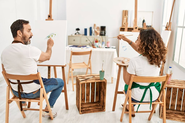 Két középkorú diákok bavk nézet festészet a művészeti stúdióban. - Fotó, kép