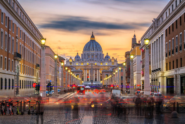 Vatikan, Roma, İtalya ile çevrili bir şehir devleti. Alacakaranlıkta Aziz Petrus Bazilikası.. - Fotoğraf, Görsel