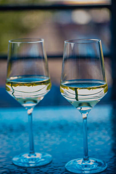 2 wine glasses on glass table  - Foto, Bild