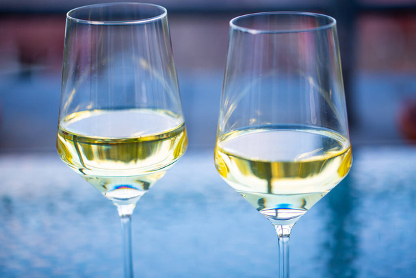 2 wine glasses on glass table, balcony - Foto, Imagem