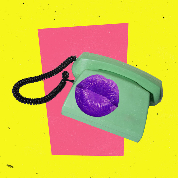 Çağdaş sanat kolajı. Üzerinde mor dudaklar olan, sarı arkaplan üzerine izole edilmiş eski telefonun soyut parlak görüntüsü - Fotoğraf, Görsel