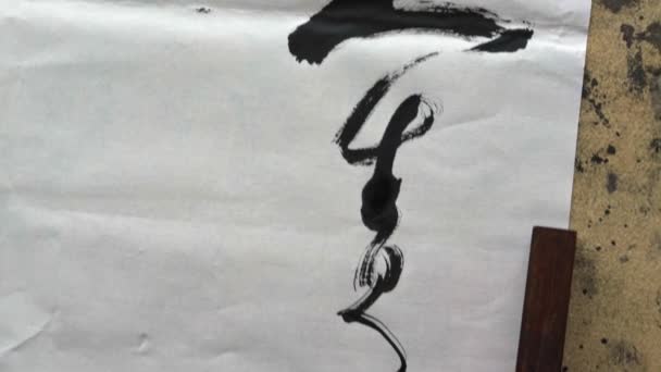 Vanha kalligrafi luo ja kirjoittaa kiinalaista kalligrafiaa. Käännös: Kiinalainen Perinteinen Tang Runot ja Kalligrafia Runot. - Materiaali, video