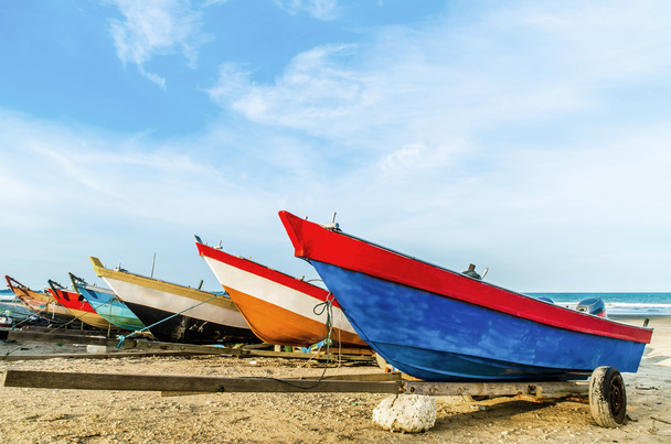 Kleurrijke boten op het strand - Foto, afbeelding