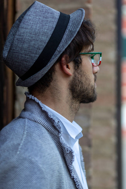 knappe Italiaanse donkerharige man met elegante hoed en bril. Hoge kwaliteit foto - Foto, afbeelding