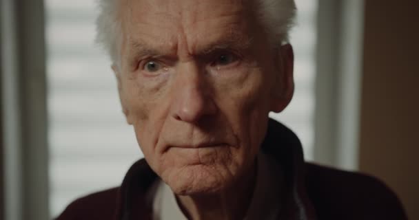 Портрет пожилого человека в отставке - Кадры, видео
