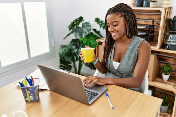 Young african american woman business worker using laptop working at office - Fotoğraf, Görsel