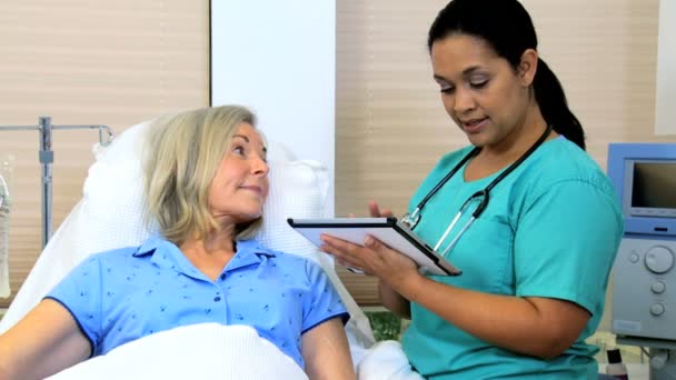 Enfermera registrando el plan de atención al paciente en el comprimido
 - Imágenes, Vídeo